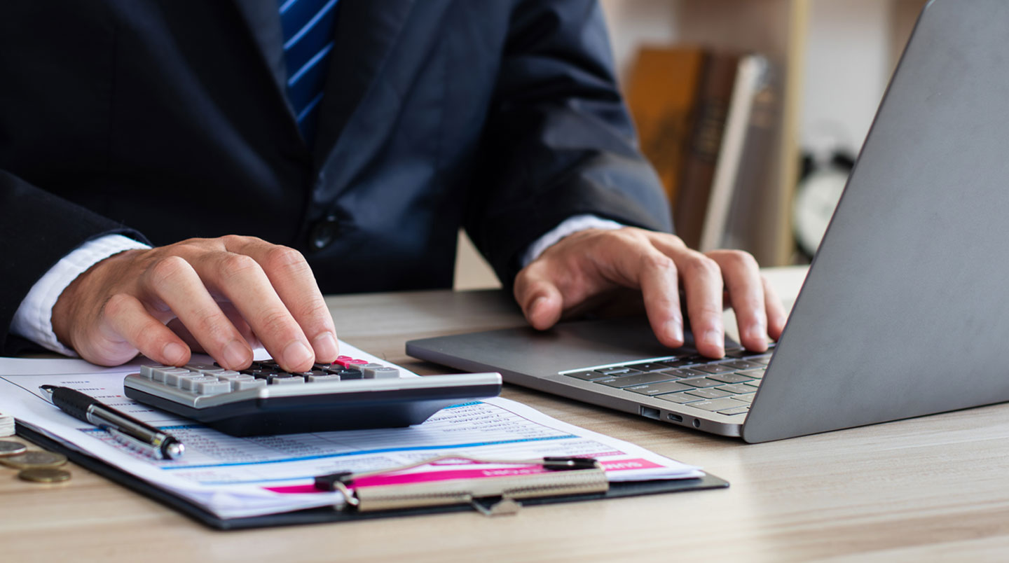 Formulaires fiscaux différenciés pour salariés et travailleurs indépendants avec calculatrices sur bureau professionnel